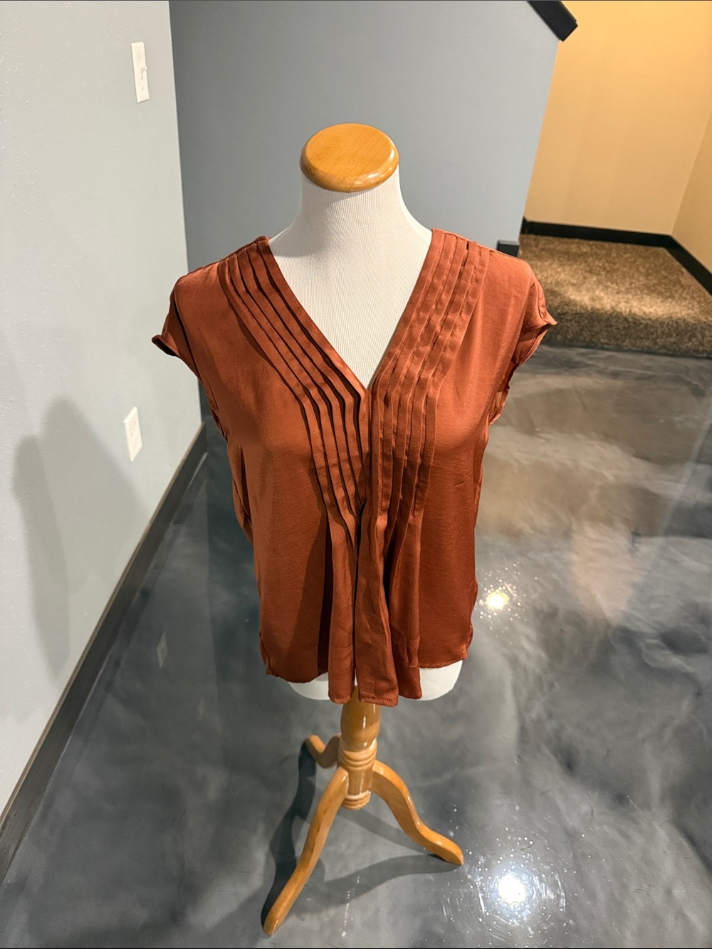 Banana Republic Rust Pleated V-Neck Cap Sleeve Blouse